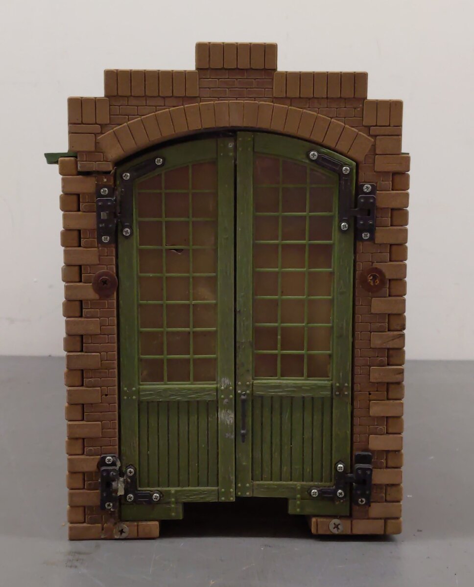 Pola G Scale Engine Shed - Assembled
