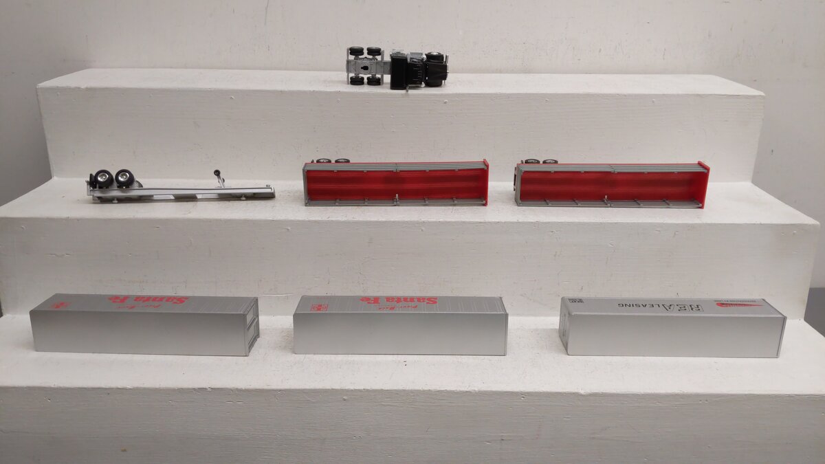 Lionel Assorted Truck, Trailers And Containers [7] EX