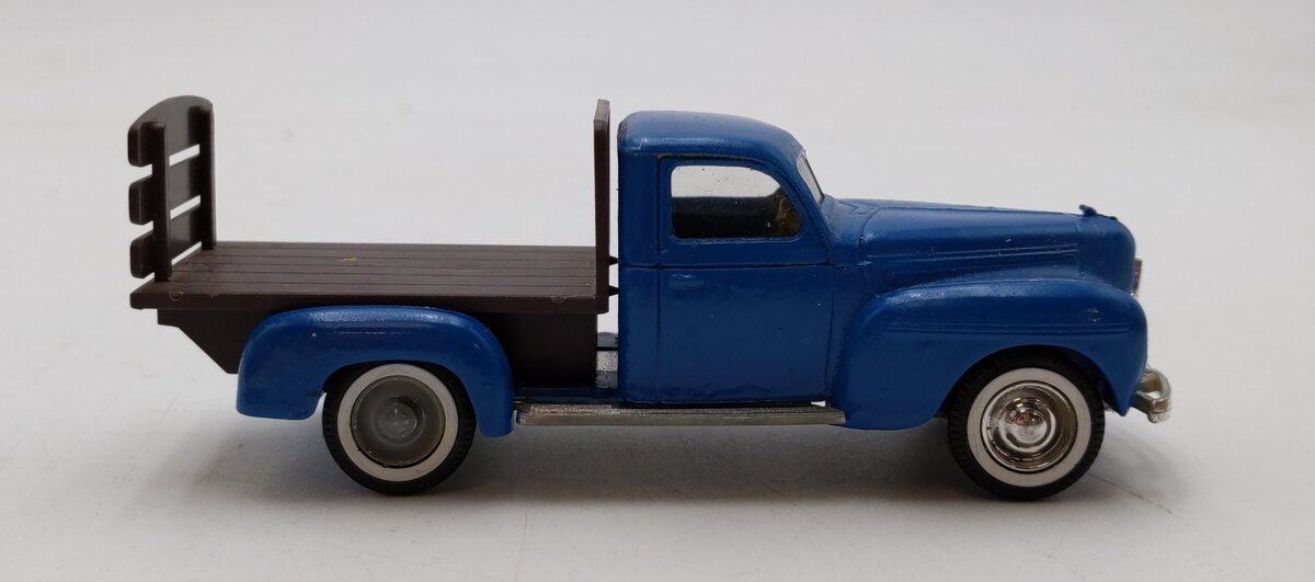 Solido 1:43 Scale Chevrolet C 30 Truck 1961 (Blue and White) VG/Box