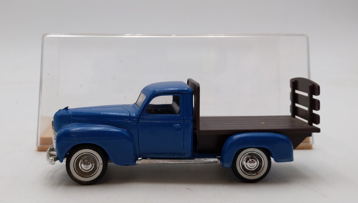 Solido 1:43 Scale Chevrolet C 30 Truck 1961 (Blue and White) VG/Box