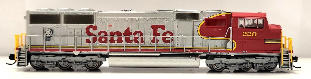 Athearn 10703 N Santa Fe SD75M Diesel #226 LN/Box