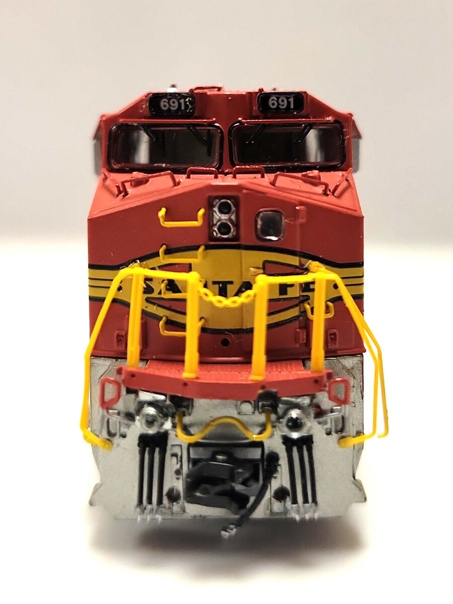 Scale Trains SXT31471 N Scale Santa Fe GE C44-9W Diesel Locomotive #691 EX/Box