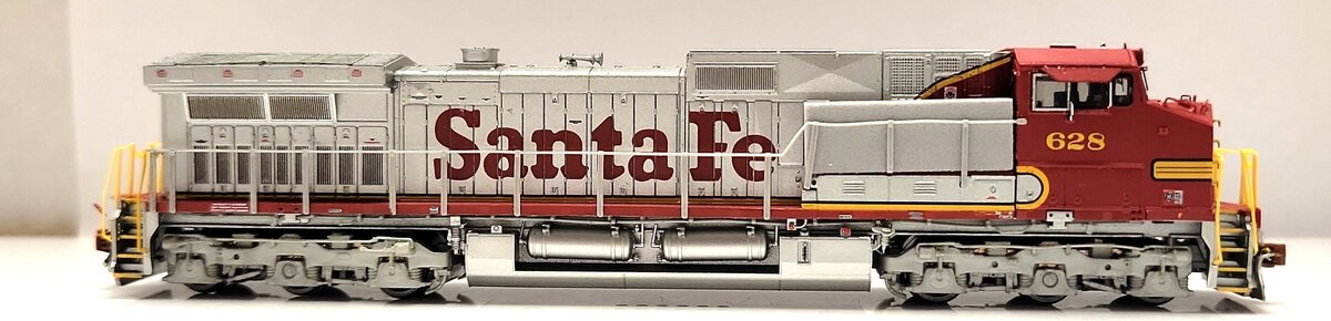 Scale Trains SXT38512 N Scale Santa Fe GE C44-9W Diesel Locomotive #628 LN/Box