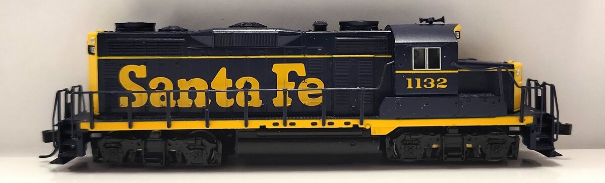 Walthers 920-80040 N Scale ATSF GP20 Diesel Locomotive #1132 LN/Box