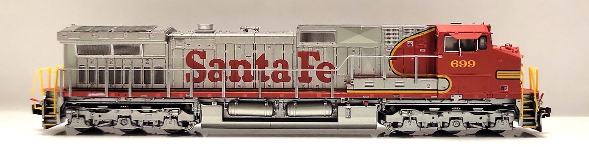 Scale Trains SXT31480 N Scale Santa Fe GE C44-9W Diesel Locomotive #699 EX/Box