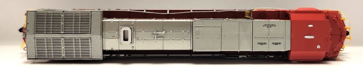 Scale Trains SXT31480 N Scale Santa Fe GE C44-9W Diesel Locomotive #699 EX/Box