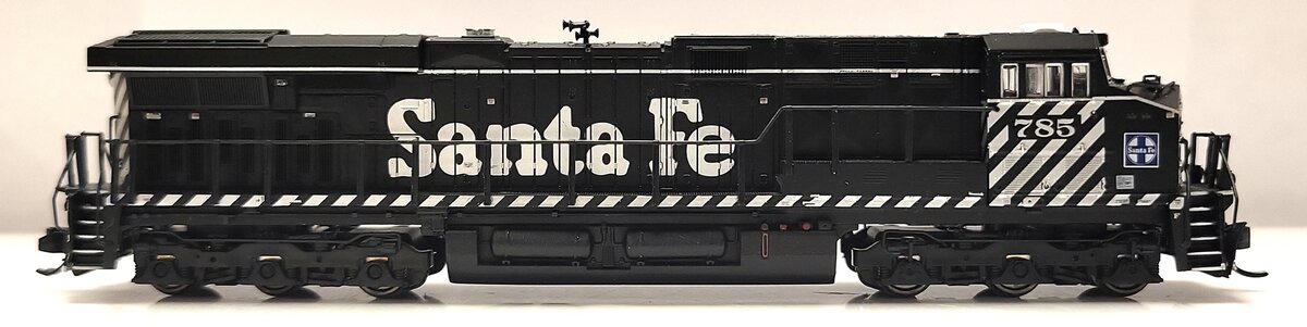 Broadway Limited 7305 N ATSF GE ES44AC Diesel Locomotive Sound/DC/DCC #785 LN/Box
