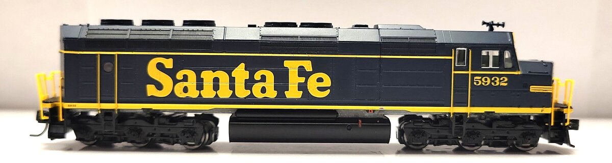 Athearn 22467 N Santa Fe F45 Diesel Locomotive #5932 with DCC & Sound LN/Box