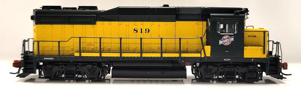 Scale Trains SXT39946 N Scale Chicago & Northwestern EMD GP30 Diesel Loco #819 EX/Box