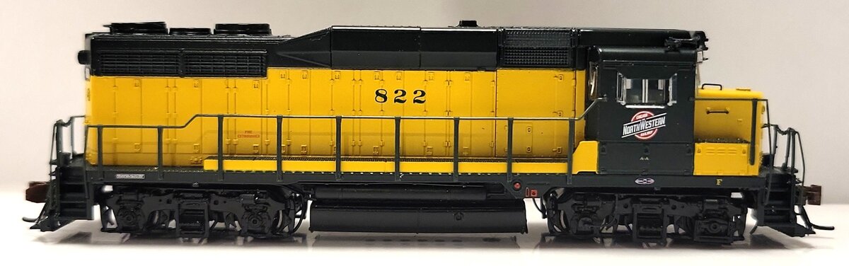 Scale Trains SXT39950 N Scale Chicago & Northwestern EMD GP30 Diesel Loco #822 EX/Box