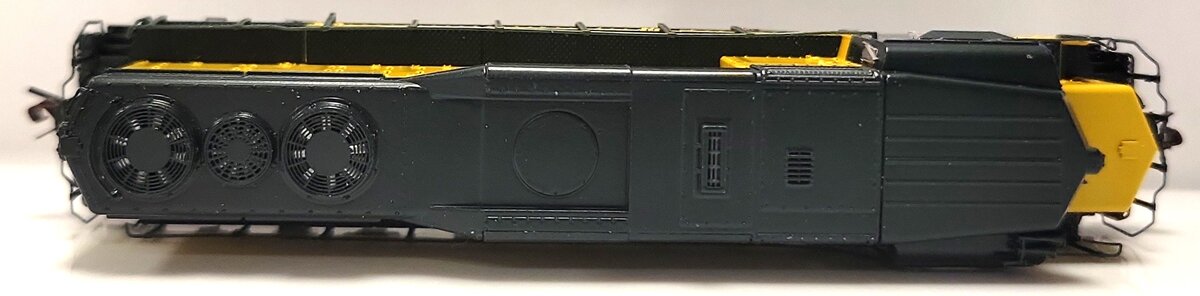 Scale Trains SXT39950 N Scale Chicago & Northwestern EMD GP30 Diesel Loco #822 EX/Box