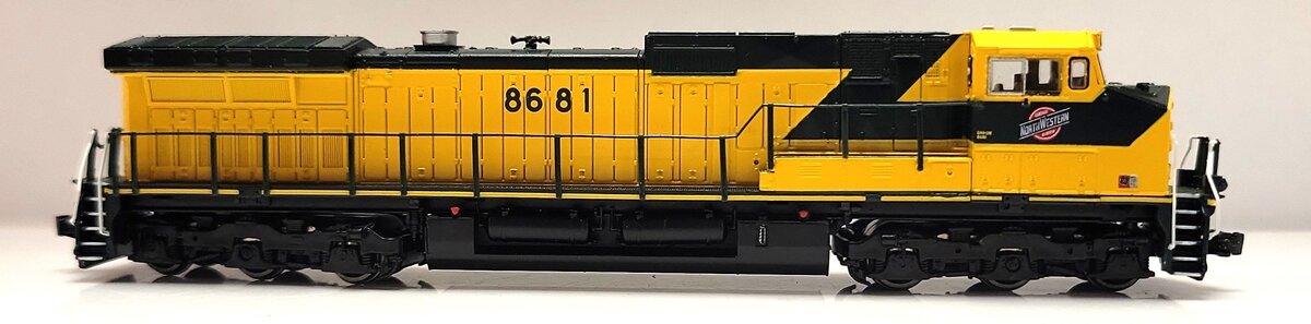 Scale Trains SXT10734 N Chicago & Northwestern GE C44-9W Diesel Locomotive #8681 LN/Box