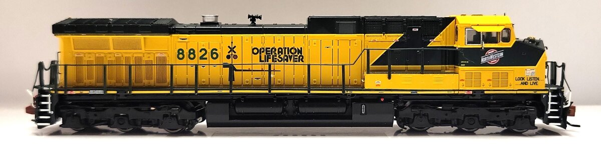 Scale Trains SXT40604 N Chicago & Northwestern GE AC4400CW Diesel Loco #8826 LN/Box