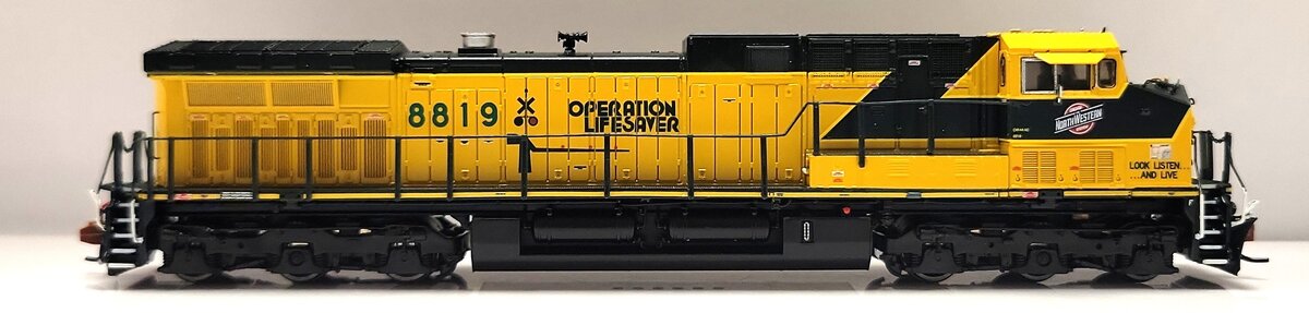 Scale Trains SXT40600 N Chicago & Northwestern GE AC4400CW Diesel Loco #8819 LN/Box