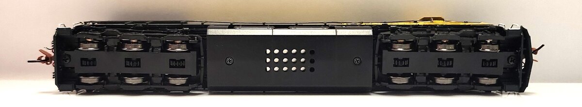 Scale Trains SXT40606 N Scale C&NW GE AC4400CW Diesel Locomotive #8830 LN/Box