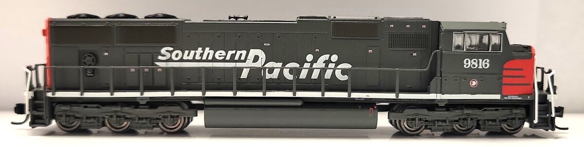 Athearn 10709 N Scale Southern Pacific SD70M Diesel Engine #9816 LN/Box