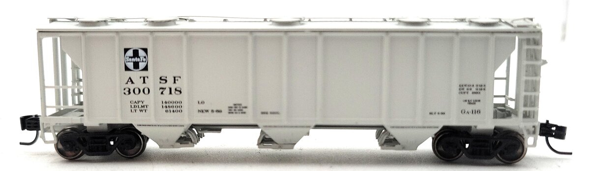 Athearn 28327 N Santa Fe PS-2 2893 3-Bay Covered Hopper #300718