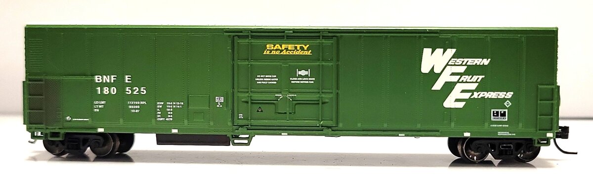Athearn 17464 N Scale Burlington Northern 57' Mechanical Reefer Car #180525 LN/Box