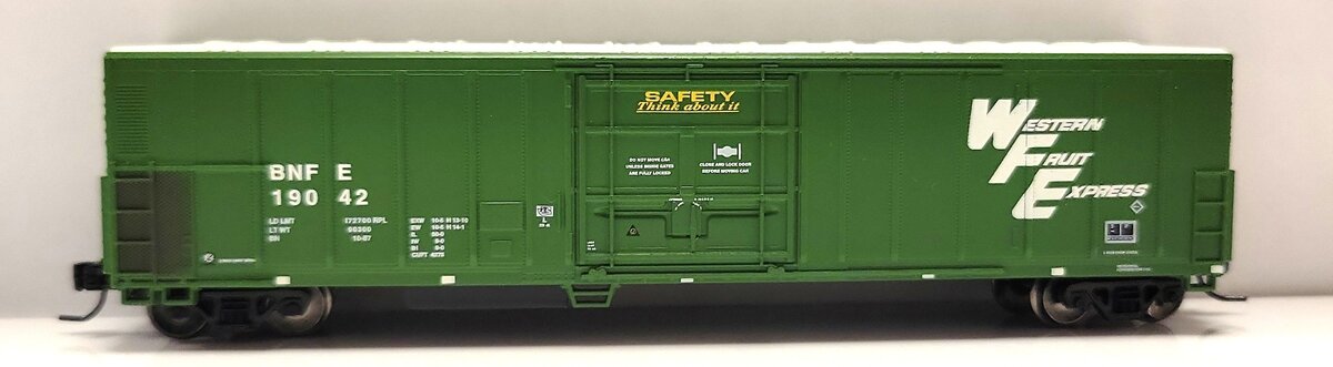 Athearn 17469 N Scale Burlington Northern 57' Mechanical Reefer Car #19042 LN/Box