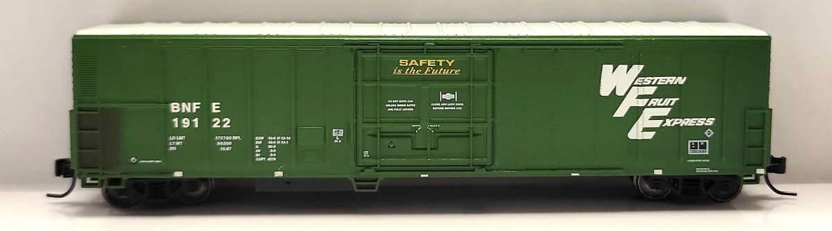 Athearn 17472 N Scale Burlington Northern 57' Mechanical Reefer Car #19122 LN/Box