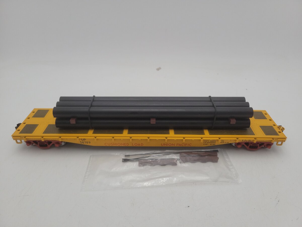 Atlas 984-1 O Scale Union Pacific Flat Car w/ Pipe Load #58789 (2 Rail) EX/Box