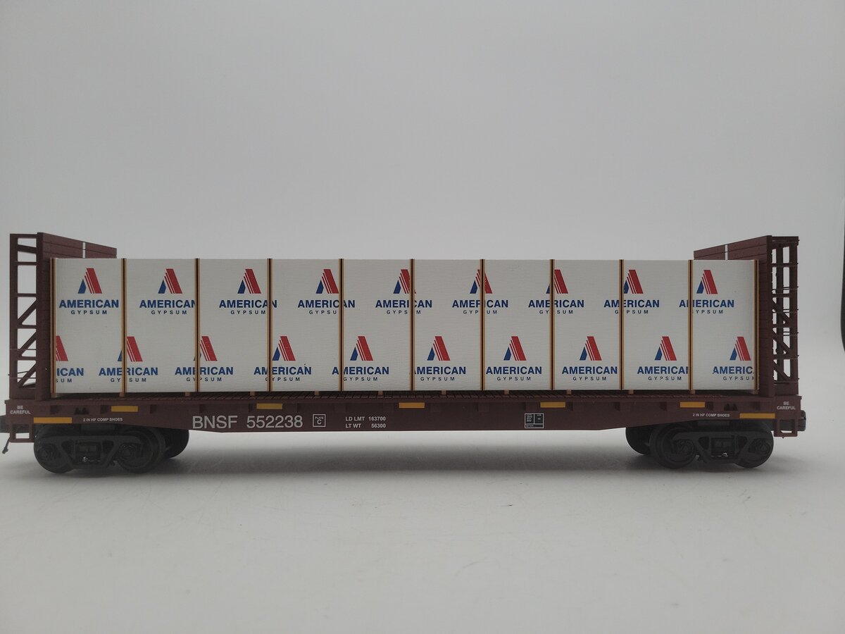 MTH 20-98659 BNSF Flat Car w/Bulkheads w/Covered Wood Load V2 EX/Box