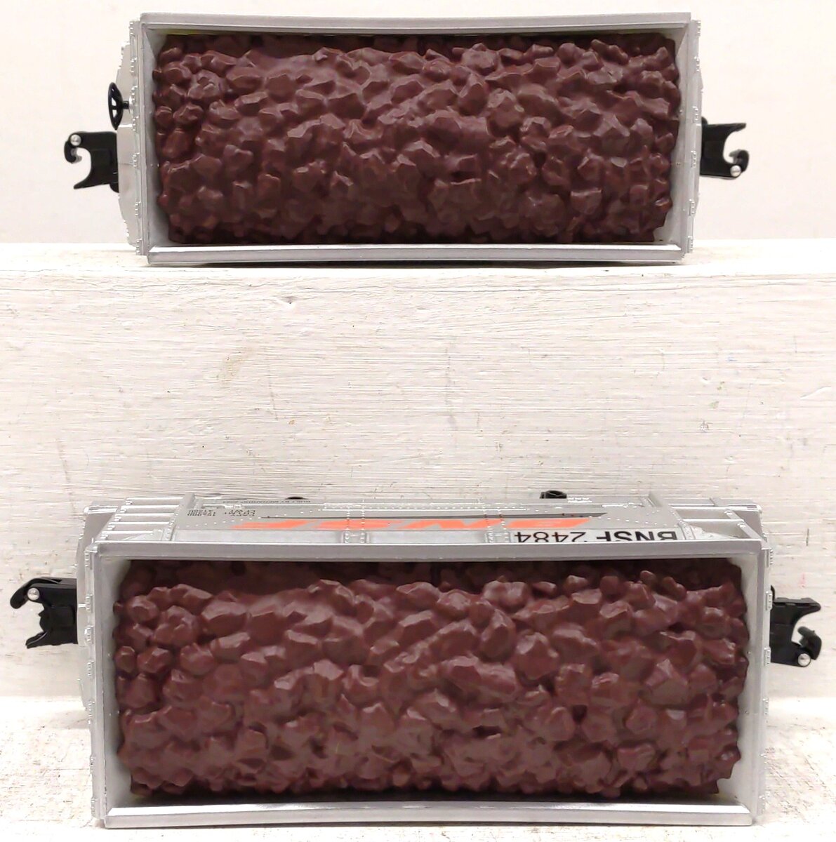 Menards 275-9155 O Gauge BNSF Ore Cars (2 Pack) #2483 and #2484 EX/Box