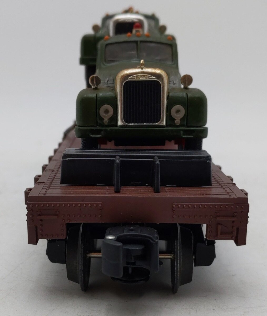 Lionel 6-17518 O Gauge Pennsylvania Flatcar with 2 Corgi Mack AEC Trucks #9823 VG/Box