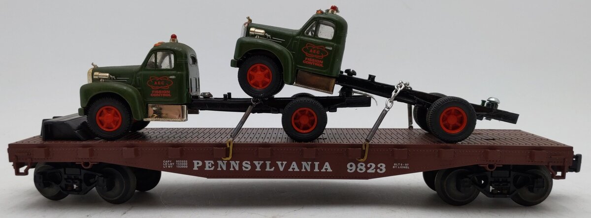Lionel 6-17518 O Gauge Pennsylvania Flatcar with 2 Corgi Mack AEC Trucks #9823 VG/Box