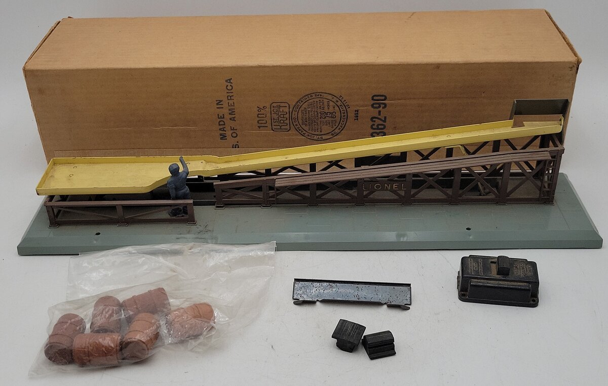 Lionel 362 Vintage O Operating Barrel Loader Ramp VG/Box