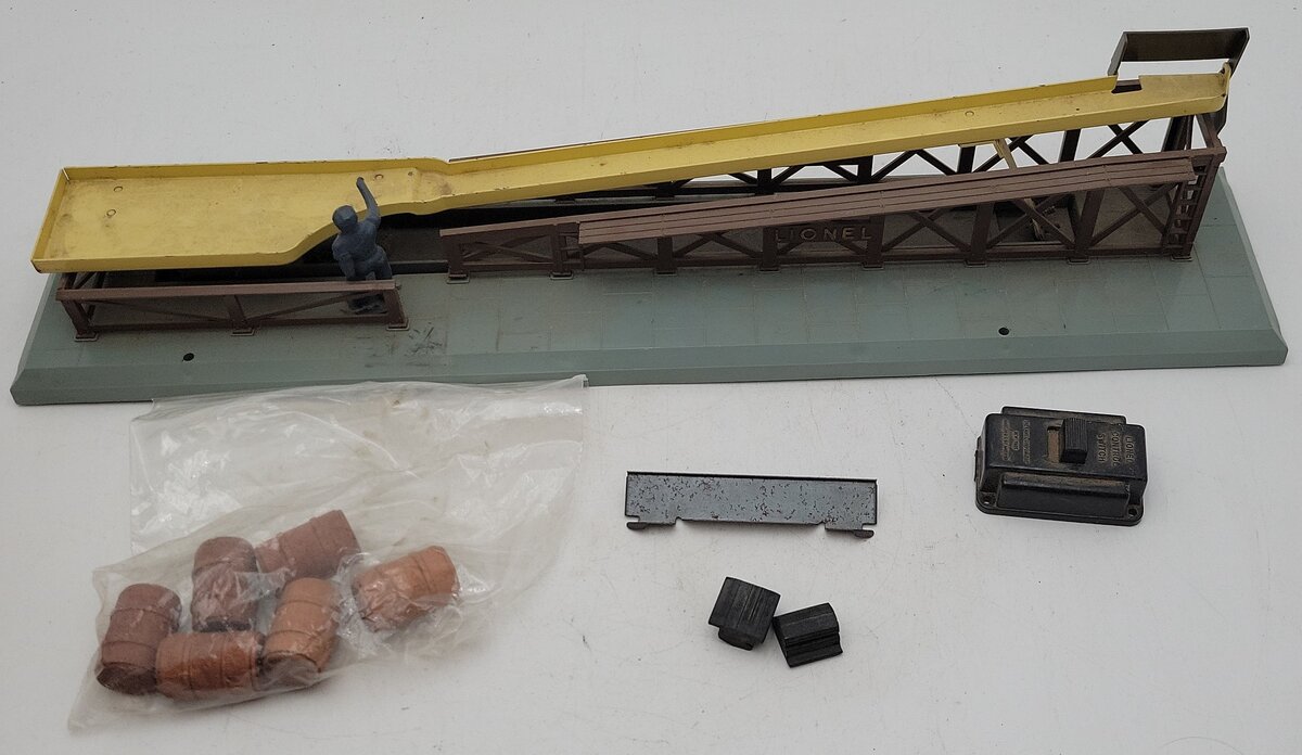 Lionel 362 Vintage O Operating Barrel Loader Ramp VG/Box