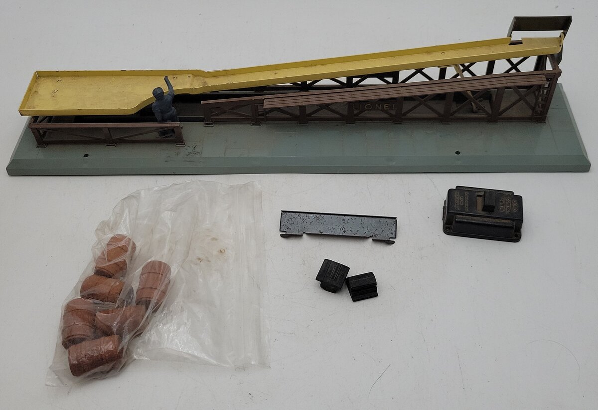Lionel 362 Vintage O Operating Barrel Loader Ramp VG/Box