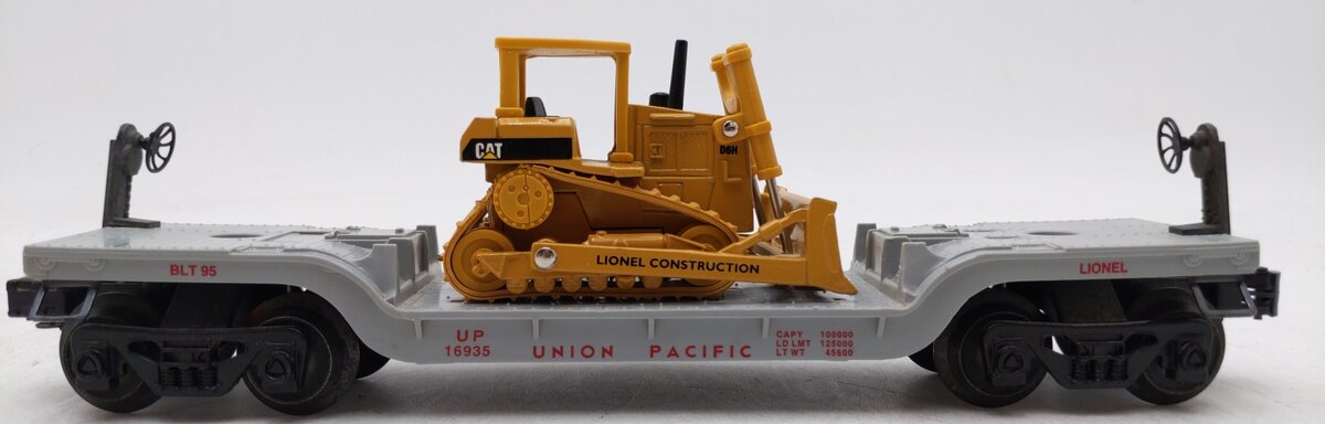 Lionel 6-16935 O Gauge Union Pacific Flatcar with Ertl Bulldozer VG/Box