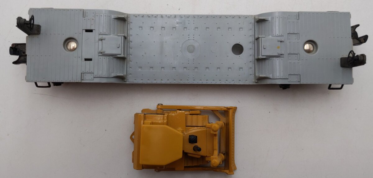 Lionel 6-16935 O Gauge Union Pacific Flatcar with Ertl Bulldozer VG/Box