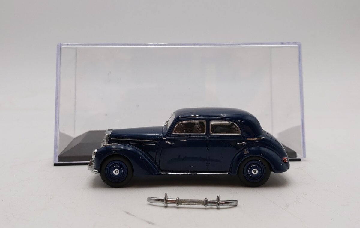 Minichamps 1:43 Scale Mercedes-Benz 220 (W187) EX