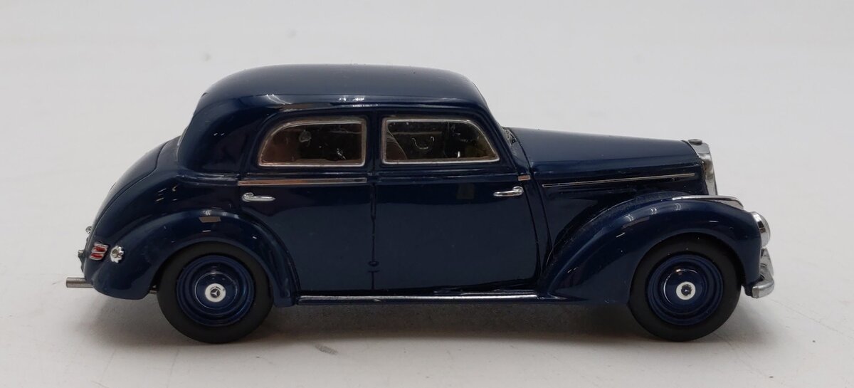 Minichamps 1:43 Scale Mercedes-Benz 220 (W187) EX