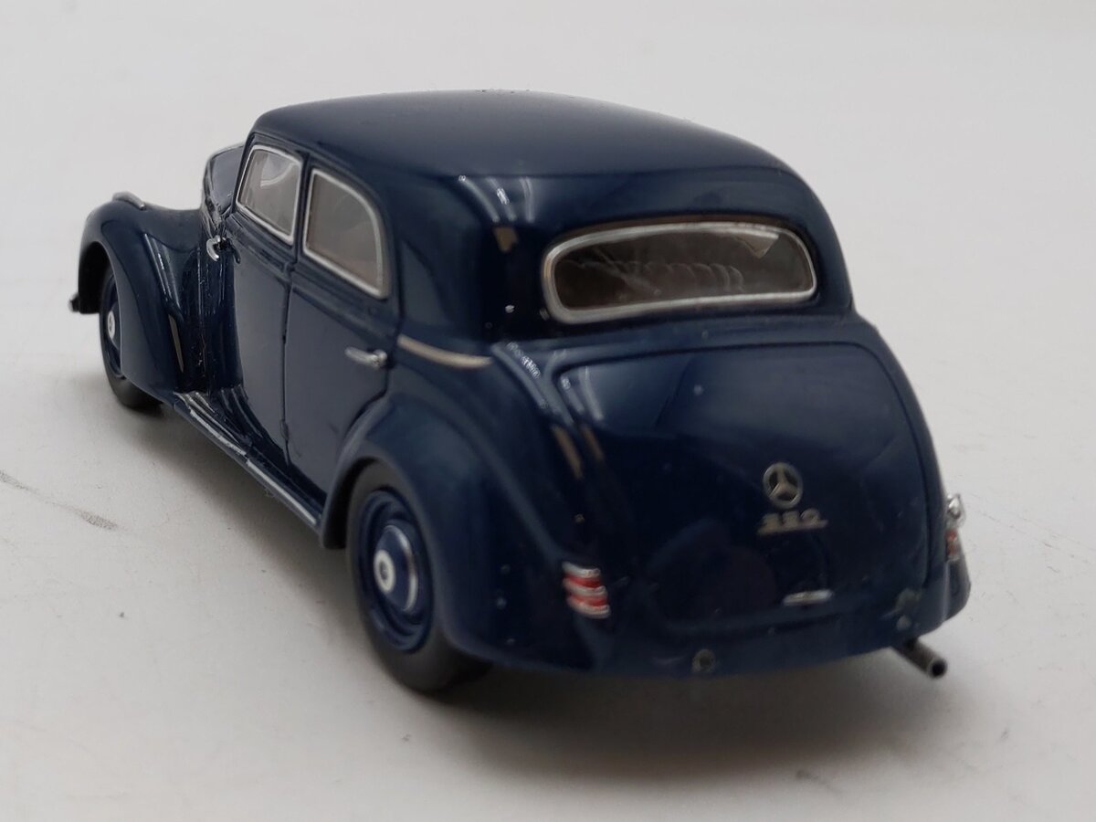 Minichamps 1:43 Scale Mercedes-Benz 220 (W187) EX