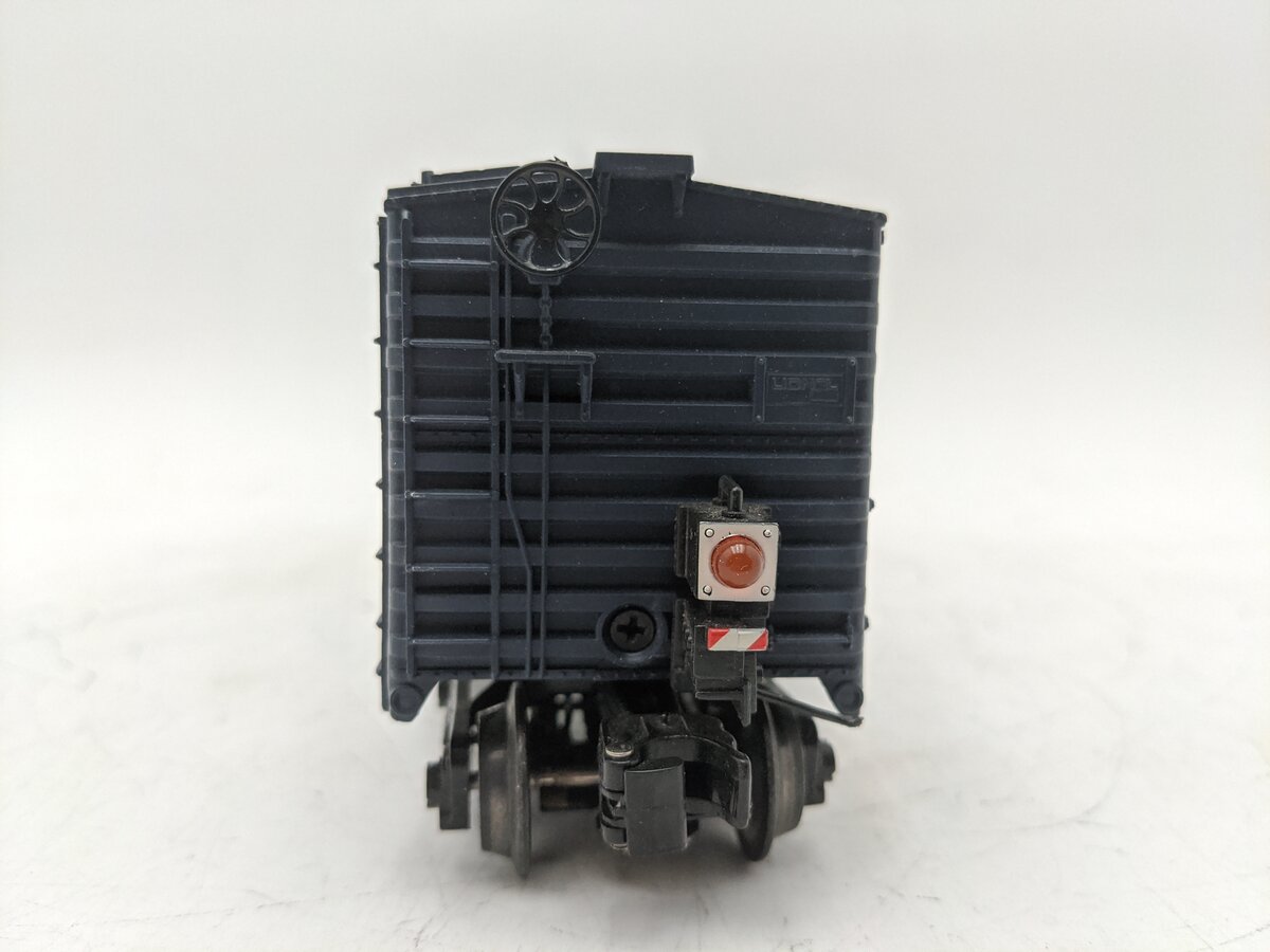 Lionel 6-16622 O Gauge CSX Boxcar with Red Flashing ETD EX