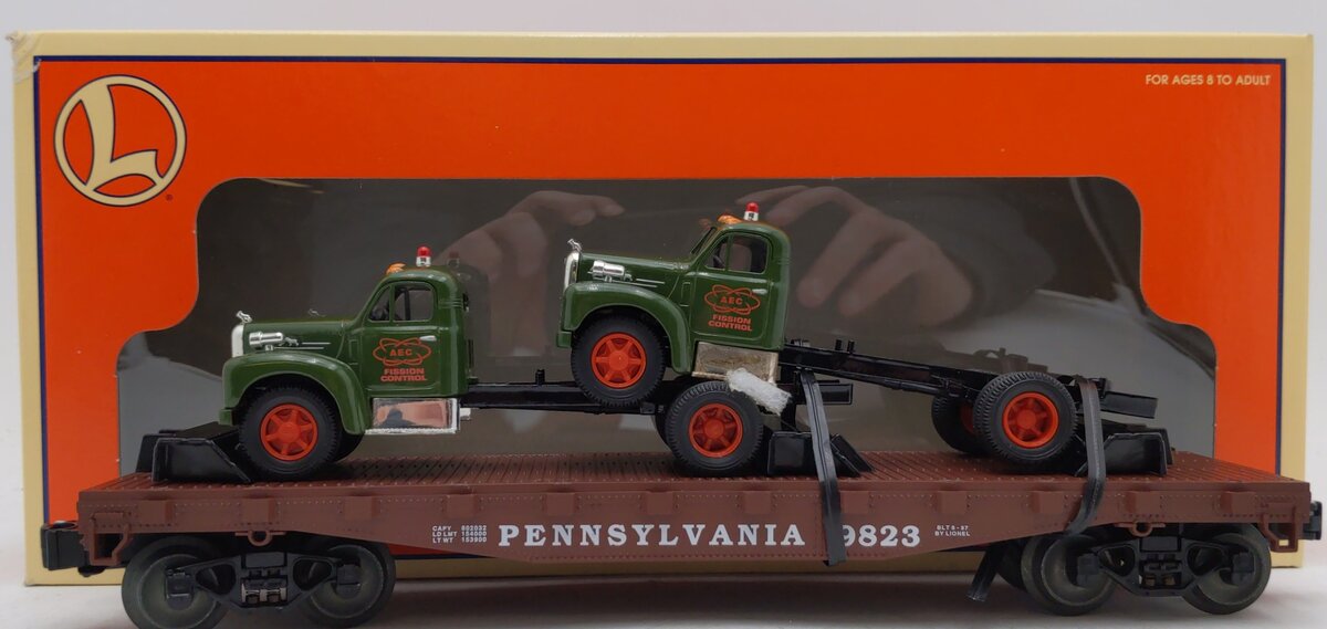 Lionel 6-17518 O Gauge Pennsylvania Flatcar with 2 Corgi Mack AEC Trucks #9823 EX/Box