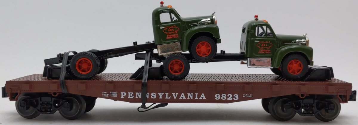 Lionel 6-17518 O Gauge Pennsylvania Flatcar with 2 Corgi Mack AEC Trucks #9823 EX/Box