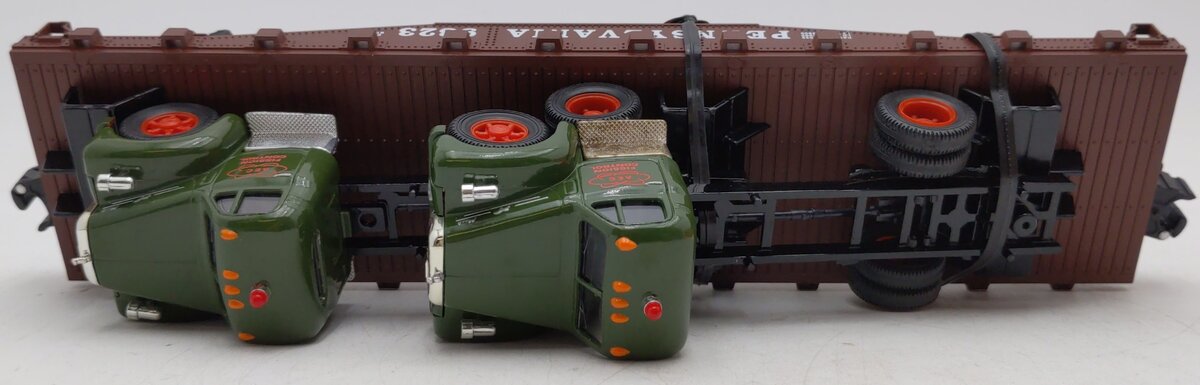 Lionel 6-17518 O Gauge Pennsylvania Flatcar with 2 Corgi Mack AEC Trucks #9823 EX/Box