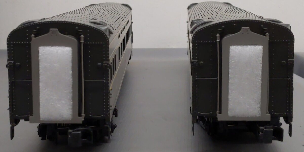 MTH 20-66129 O C&NW 70’ Streamlined Slpr/Diner Smooth Passenger Set (Set of 2)