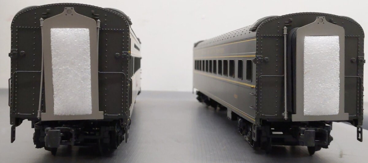 MTH 20-66129 O C&NW 70’ Streamlined Slpr/Diner Smooth Passenger Set (Set of 2)