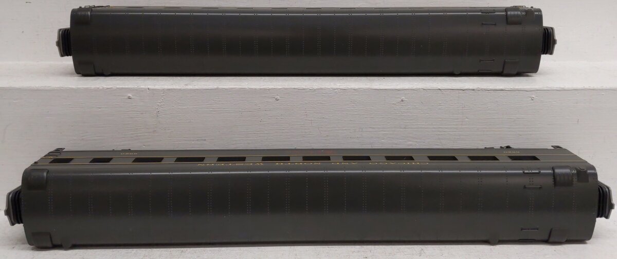 MTH 20-66129 O C&NW 70’ Streamlined Slpr/Diner Smooth Passenger Set (Set of 2)