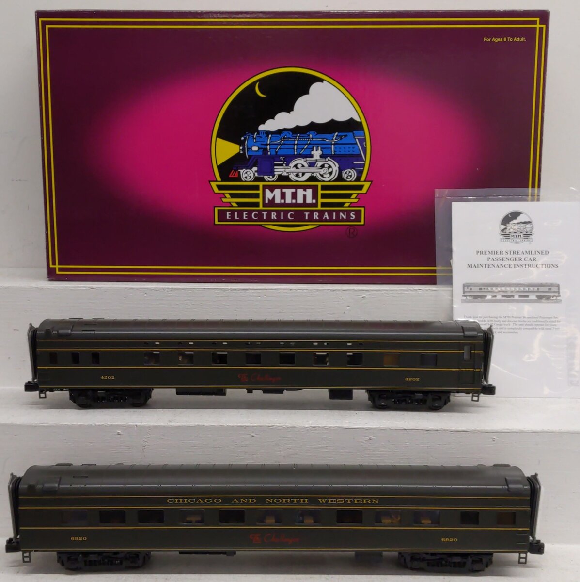 MTH 20-66129 O C&NW 70’ Streamlined Slpr/Diner Smooth Passenger Set (Set of 2)