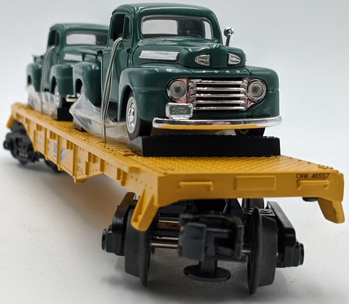 MTH 30-8312 O Gauge Chicago & North Western Flat Car w/2 48' Ford Pickups NIB