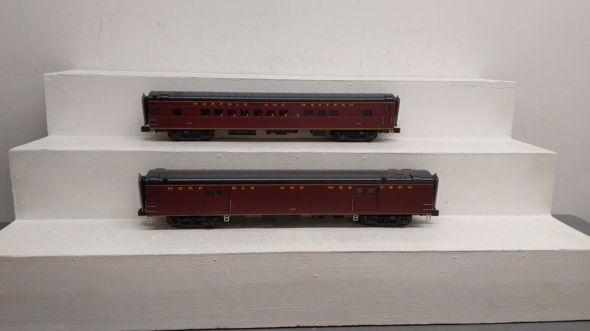 MTH 20-69145 O N&W 70’ Streamlined Baggage/Coach Passenger Car Set (Set of 2) EX/Box