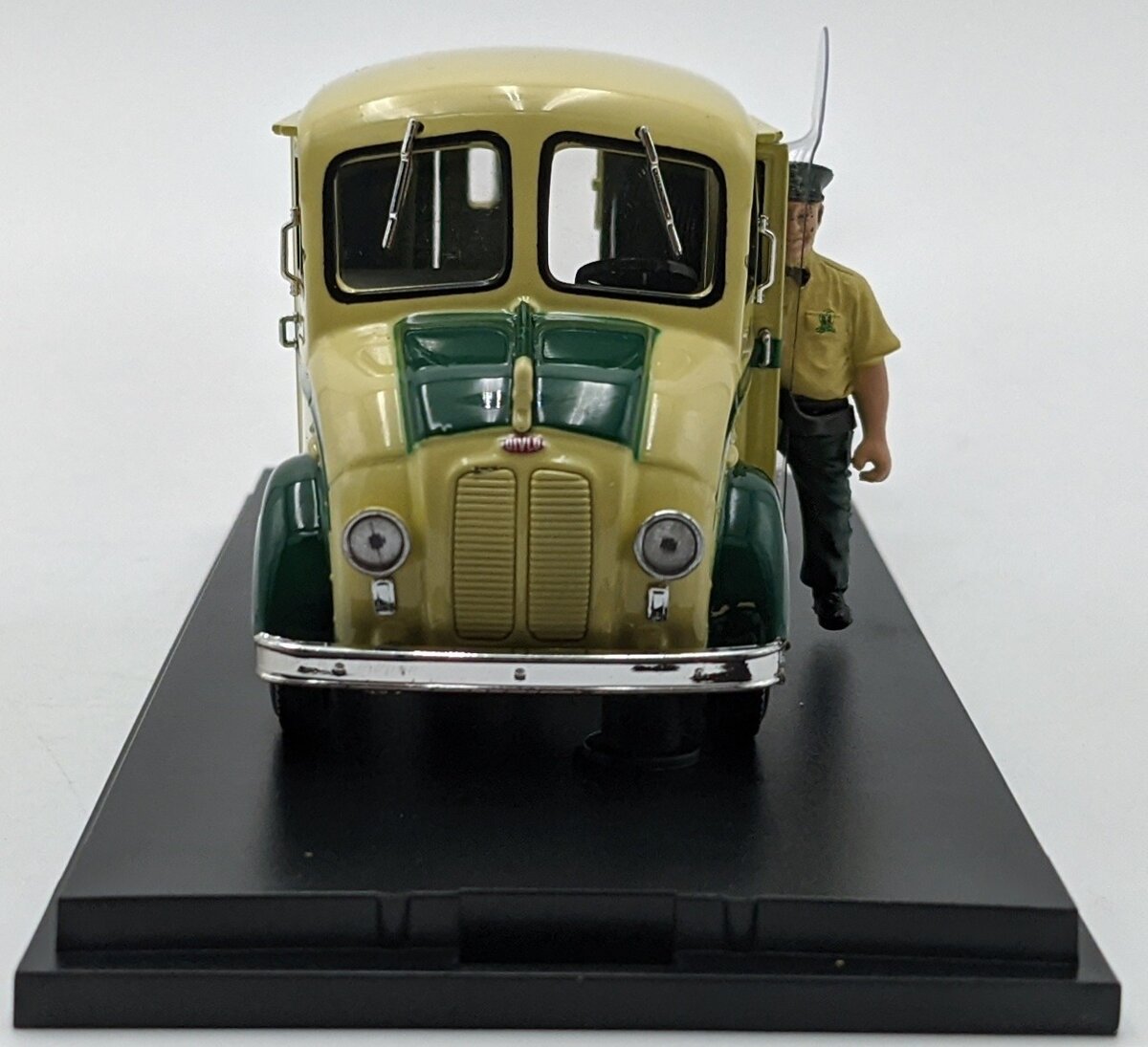 MTH 30-50073 1:43 Divco Twin Pines Milk Delivery Truck w/Figure NIB