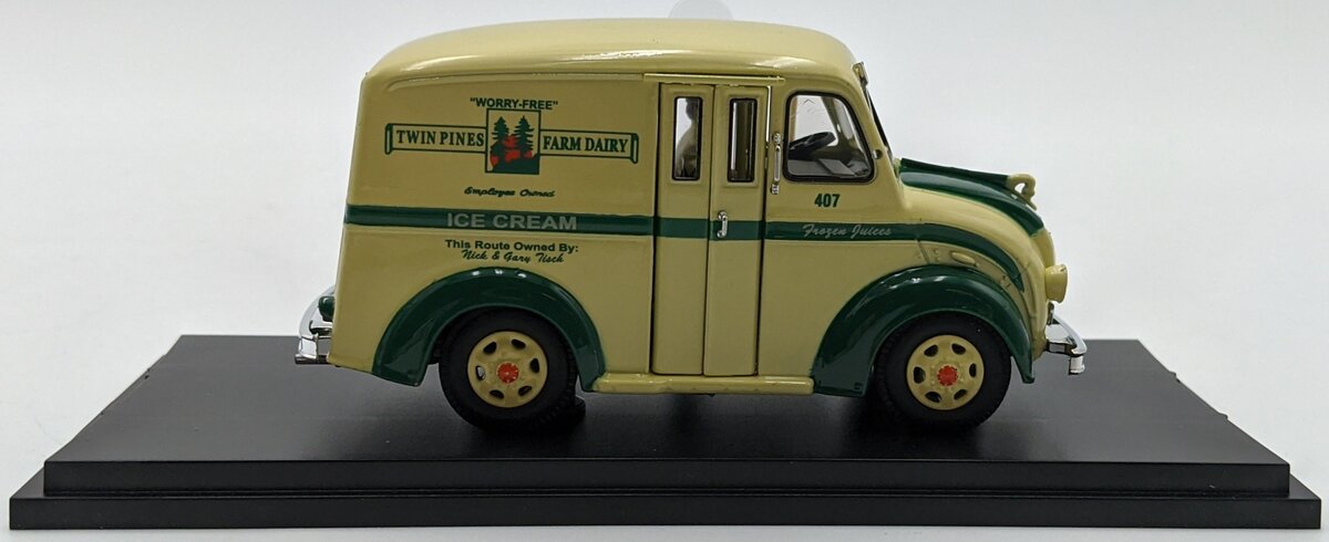 MTH 30-50073 1:43 Divco Twin Pines Milk Delivery Truck w/Figure NIB