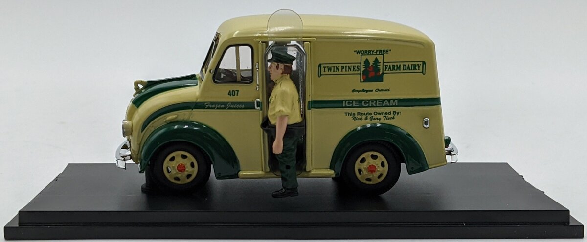 MTH 30-50073 1:43 Divco Twin Pines Milk Delivery Truck w/Figure NIB